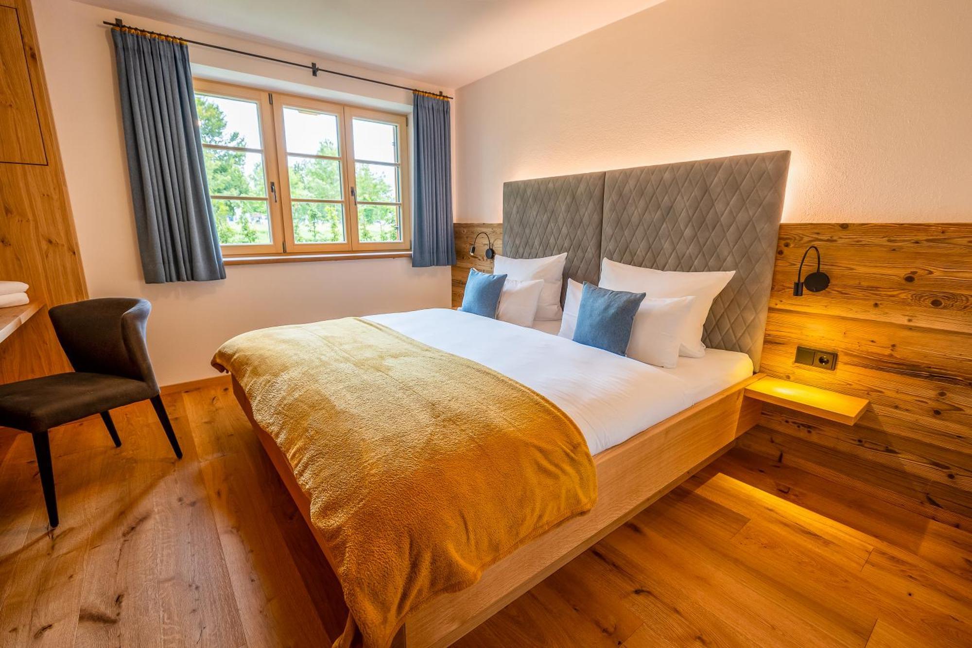 Graf Chiemo Suites - Direkt Am Chiemsee Mit Separatem Seezugang Chieming Exterior photo